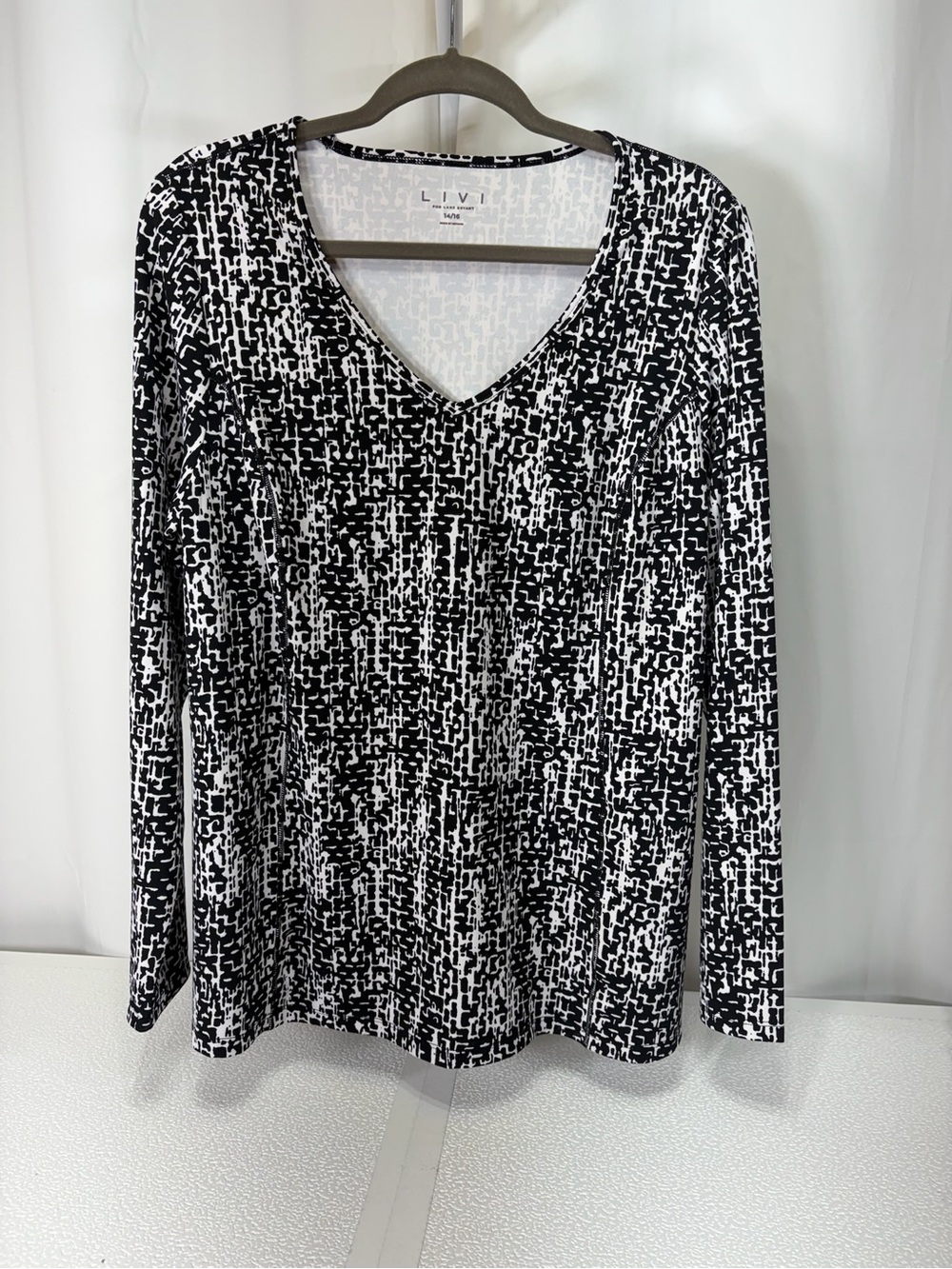 Lane Bryant Black and White Abstract V-Neck Long Sleeve Top 4345